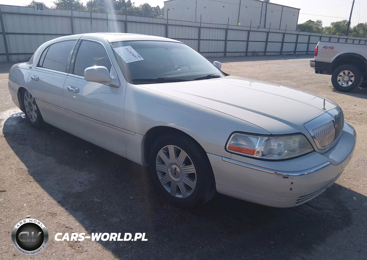 2005 Lincoln Town Car Signature Limited VIN:1LNHM82W25Y651318 - 1