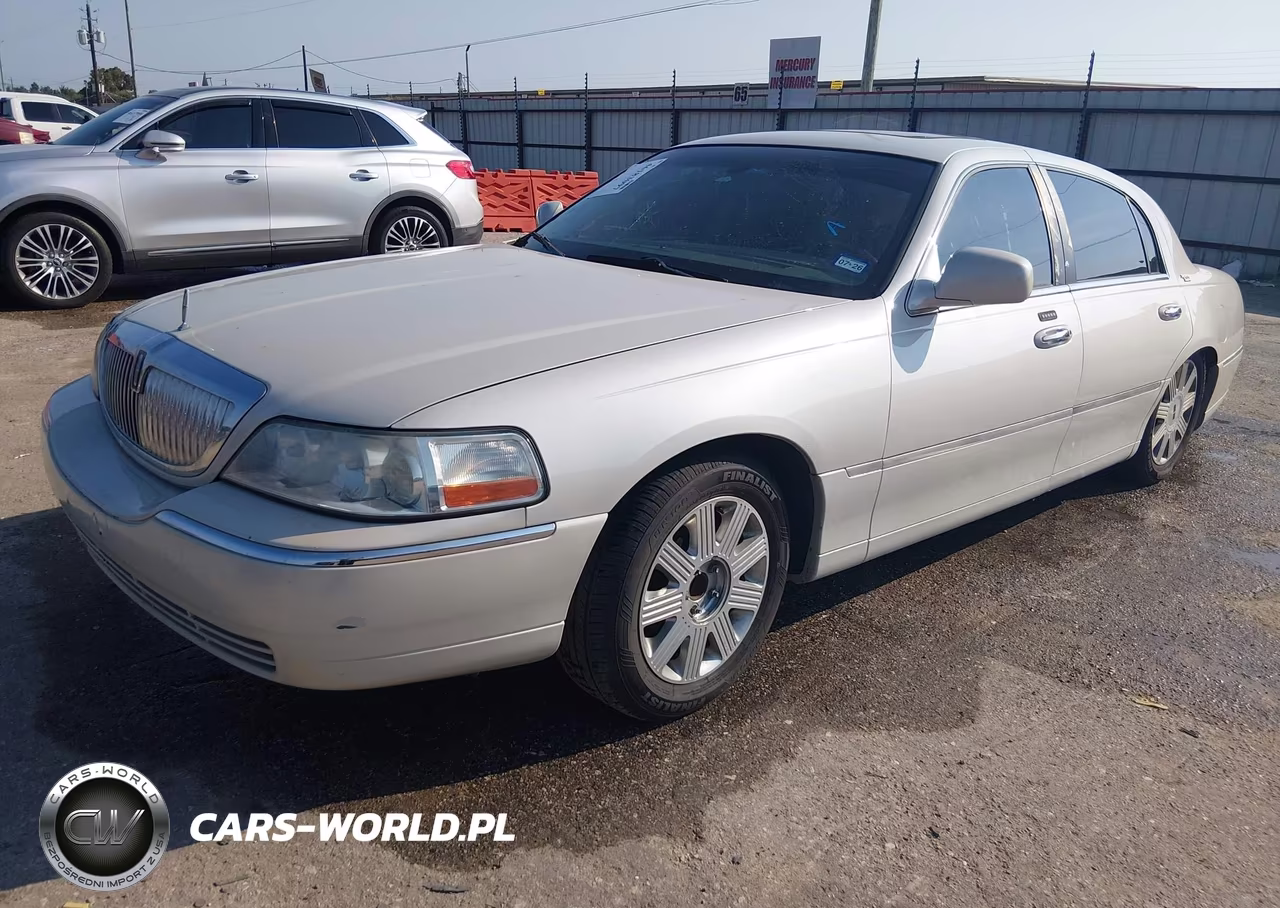 2005 Lincoln Town Car Signature Limited VIN:1LNHM82W25Y651318 - 2