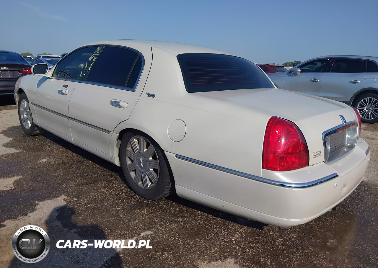 2005 Lincoln Town Car Signature Limited VIN:1LNHM82W25Y651318 - 3