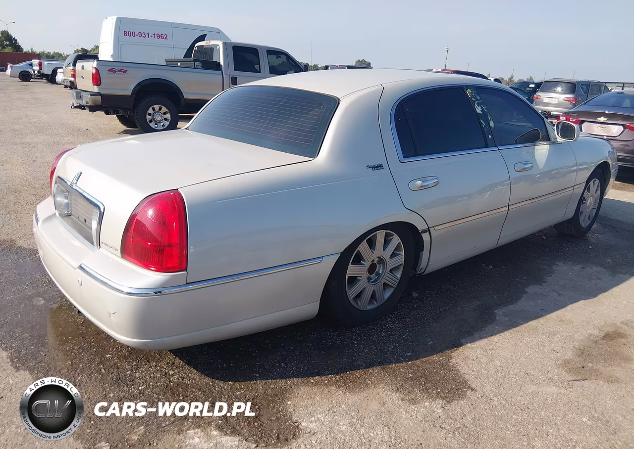 2005 Lincoln Town Car Signature Limited VIN:1LNHM82W25Y651318 - 4