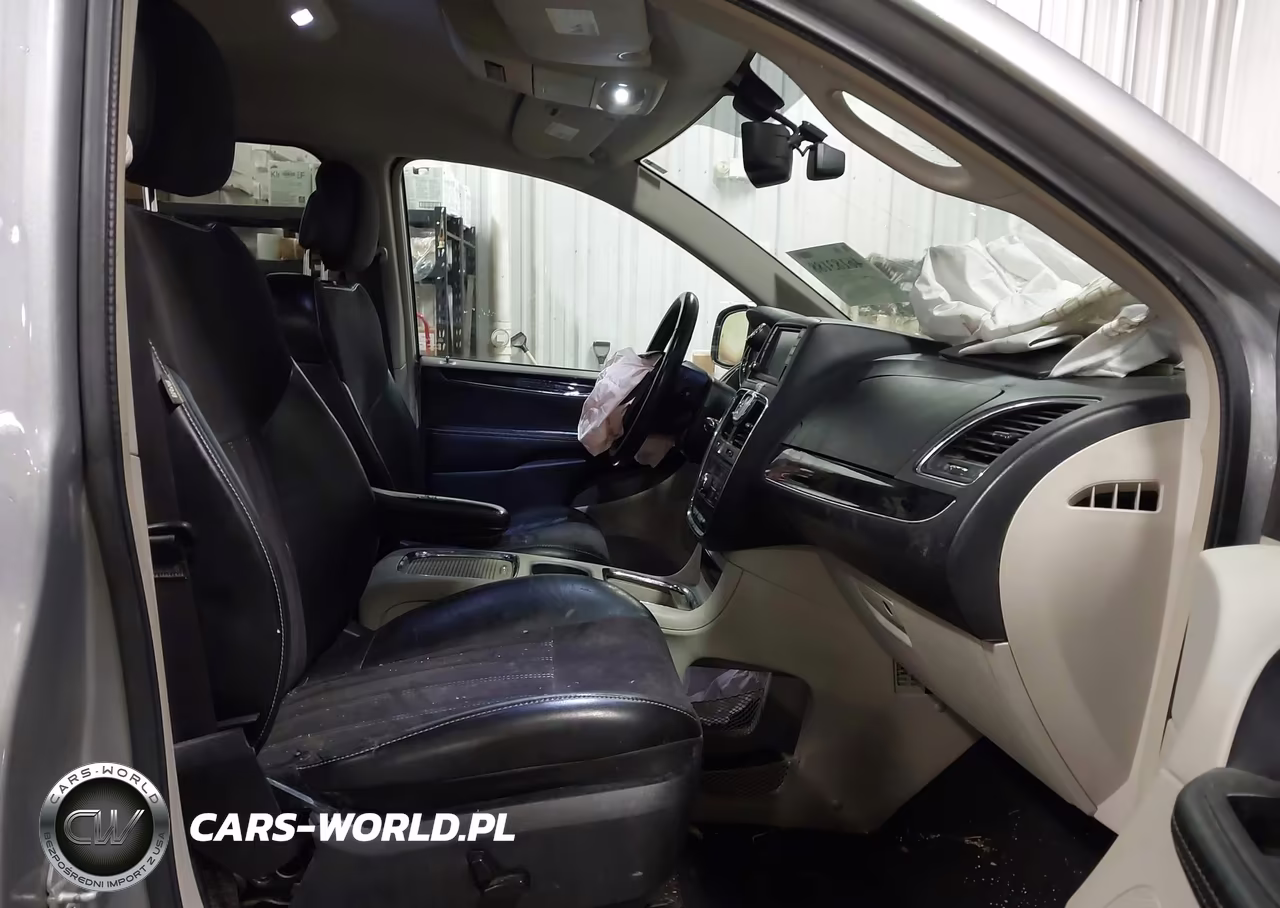 2015 Chrysler Town & Country Limited VIN:2C4RC1JG3FR714932 - 5
