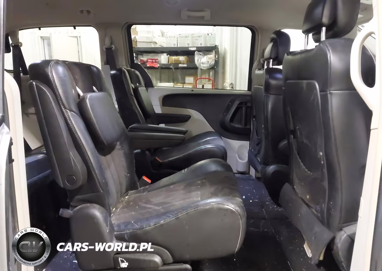 2015 Chrysler Town & Country Limited VIN:2C4RC1JG3FR714932 - 8