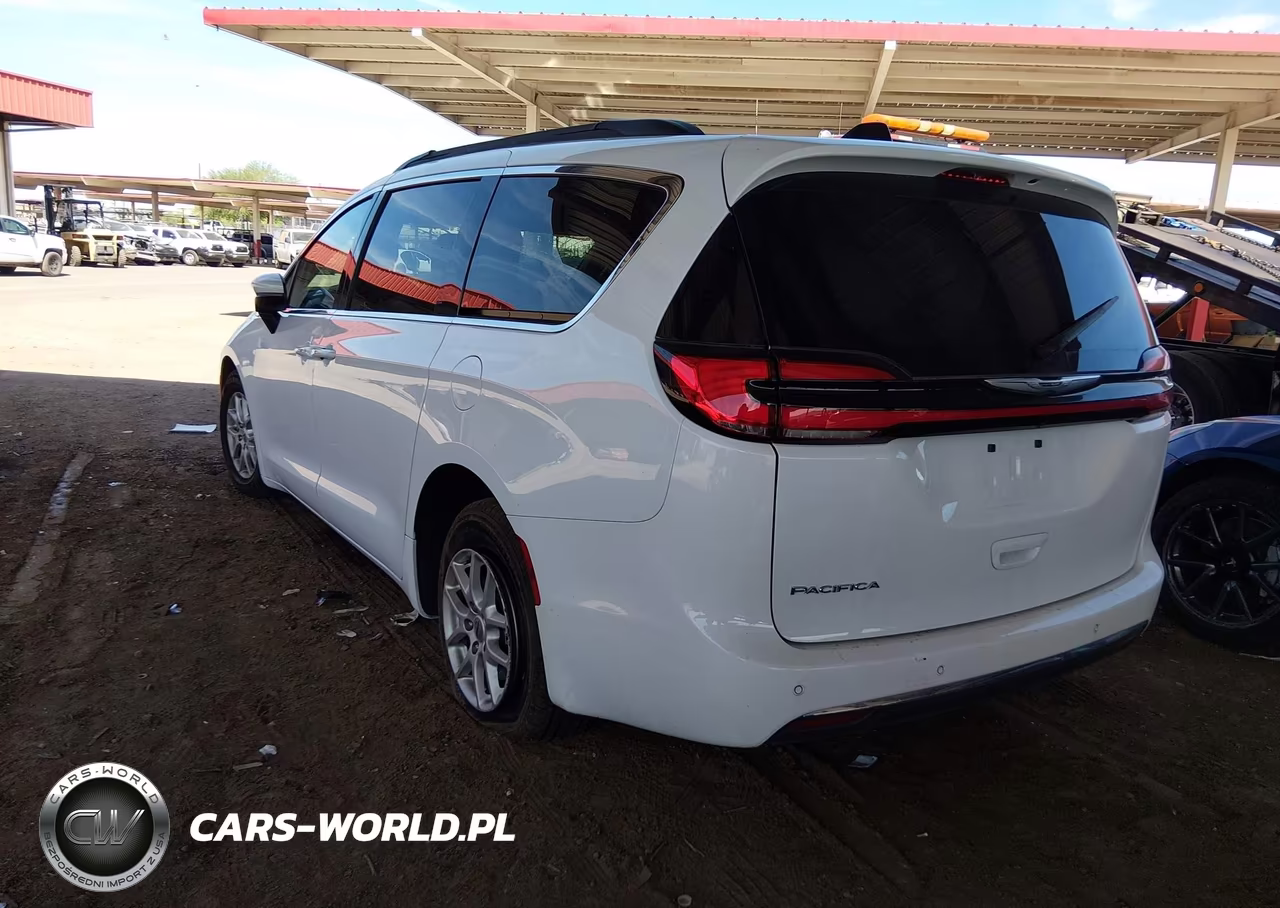 2023 Chrysler Pacifica Touring L VIN:2C4RC1BGXPR606694 - 3