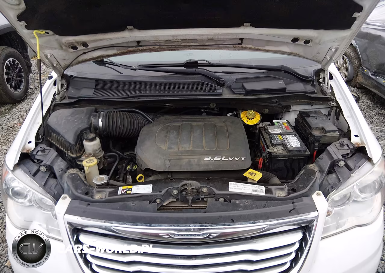 2015 Chrysler Town & Country Limited Platinum VIN:2C4RC1GG8FR710477 - 10