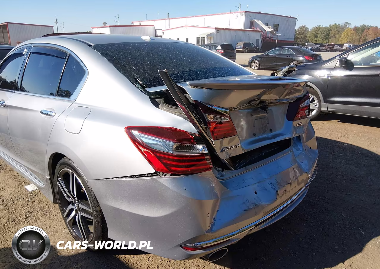 2017 Honda Accord Touring V6 VIN:1HGCR3F9XHA009211 - 6