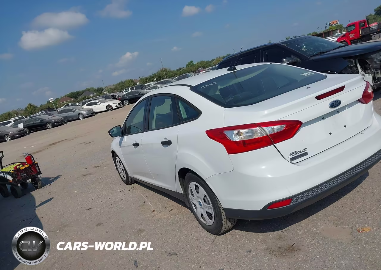2012 Ford Focus S VIN:1FAHP3E27CL237815 - 3