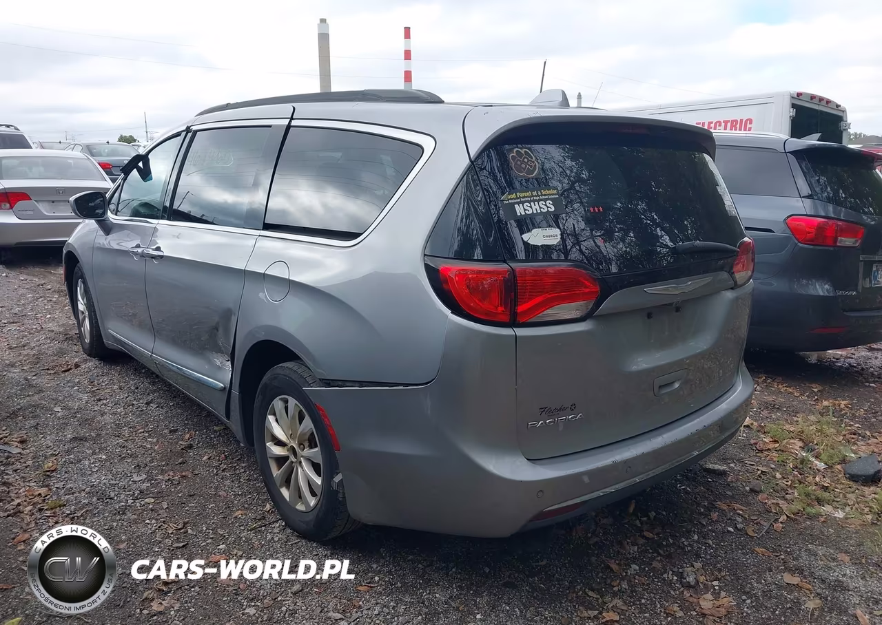 2017 Chrysler Pacifica Touring-L VIN:2C4RC1BG4HR687838 - 3