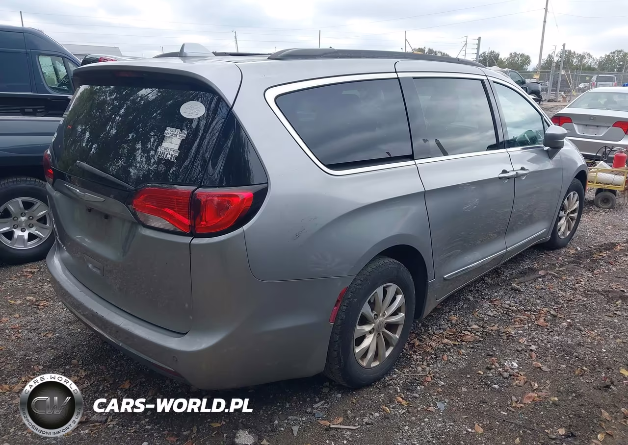 2017 Chrysler Pacifica Touring-L VIN:2C4RC1BG4HR687838 - 4