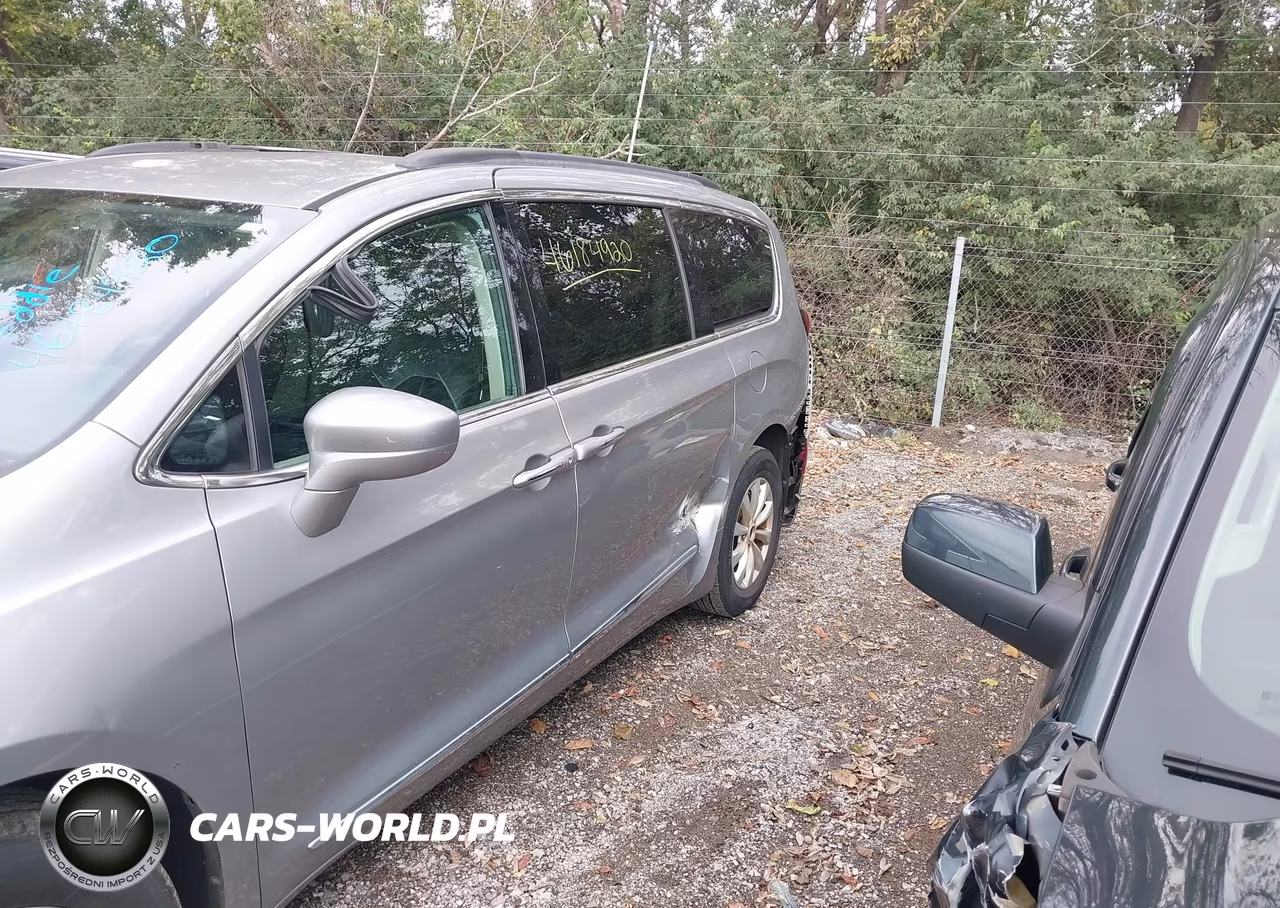 2017 Chrysler Pacifica Touring-L VIN:2C4RC1BG4HR687838 - 6