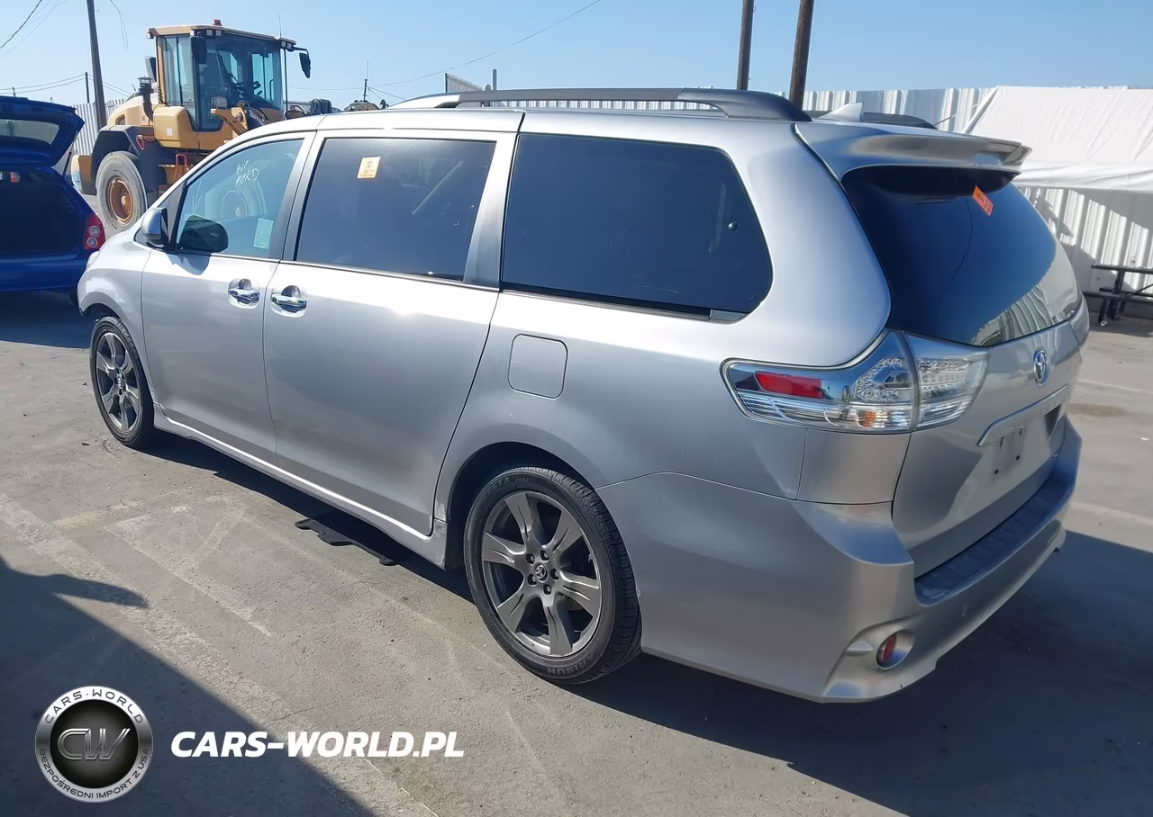 2018 Toyota Sienna Se 8 Passenger VIN:5TDXZ3DC3JS925137 - 3