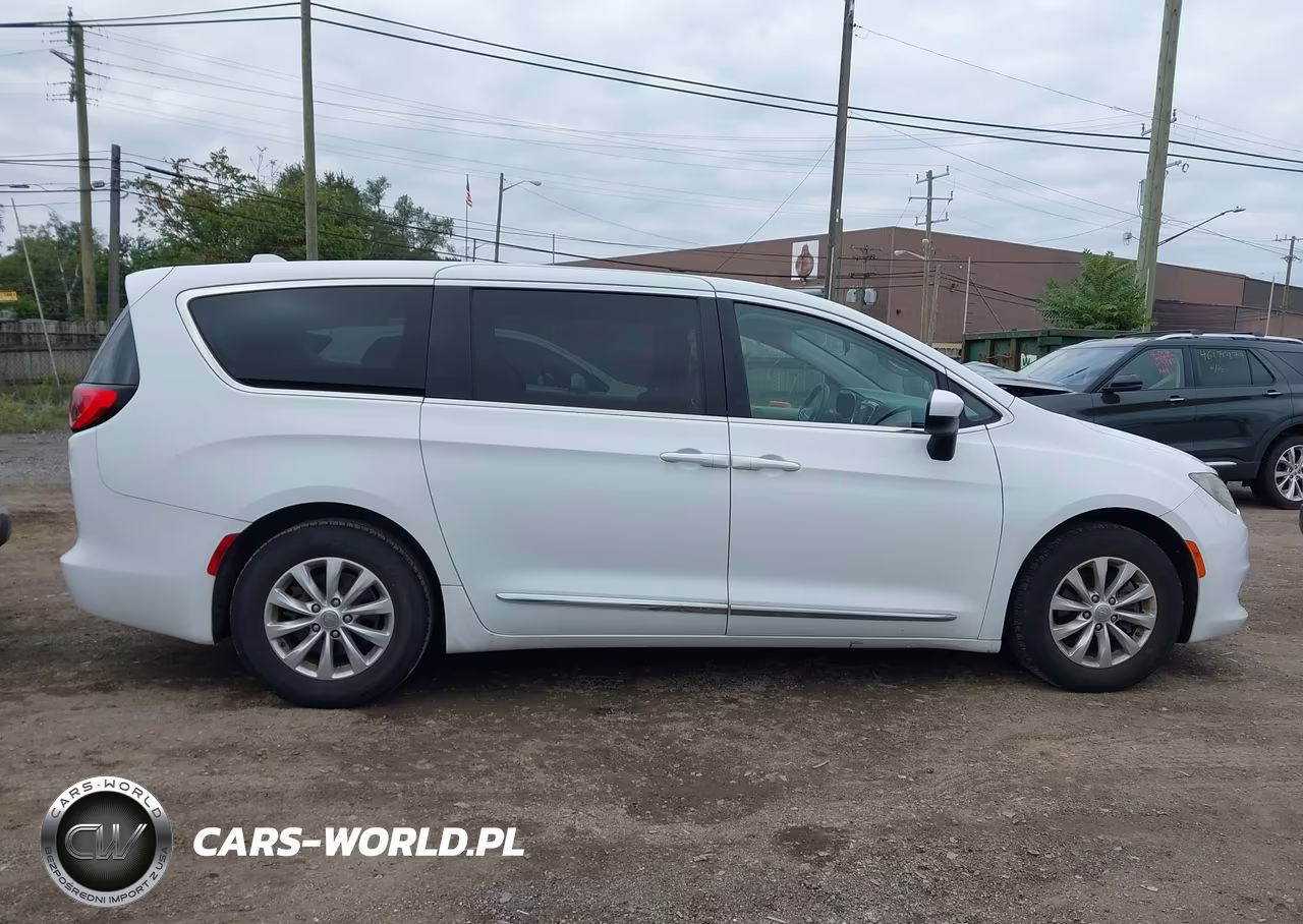 2018 Chrysler Pacifica Lx VIN:2C4RC1CG9JR171396 - 13