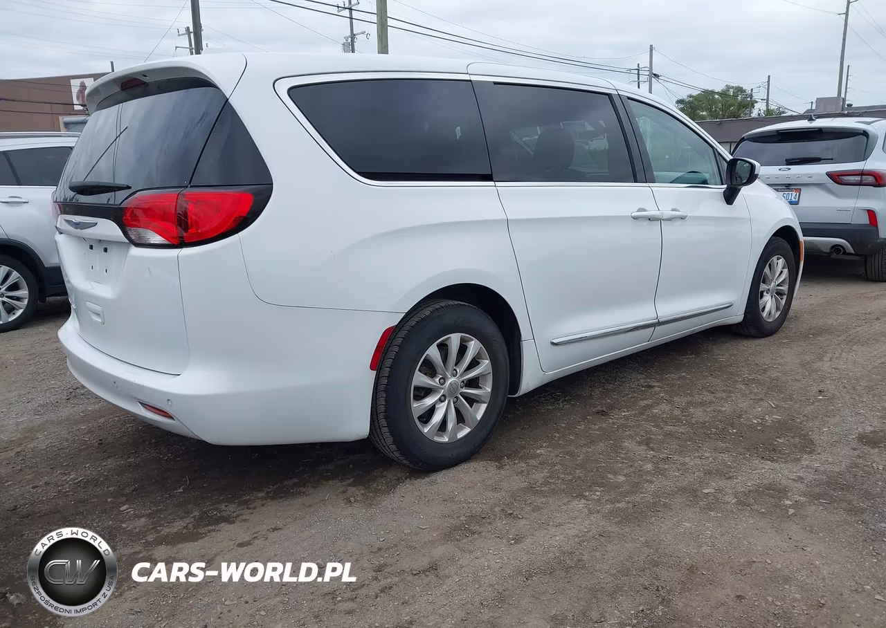 2018 Chrysler Pacifica Lx VIN:2C4RC1CG9JR171396 - 4