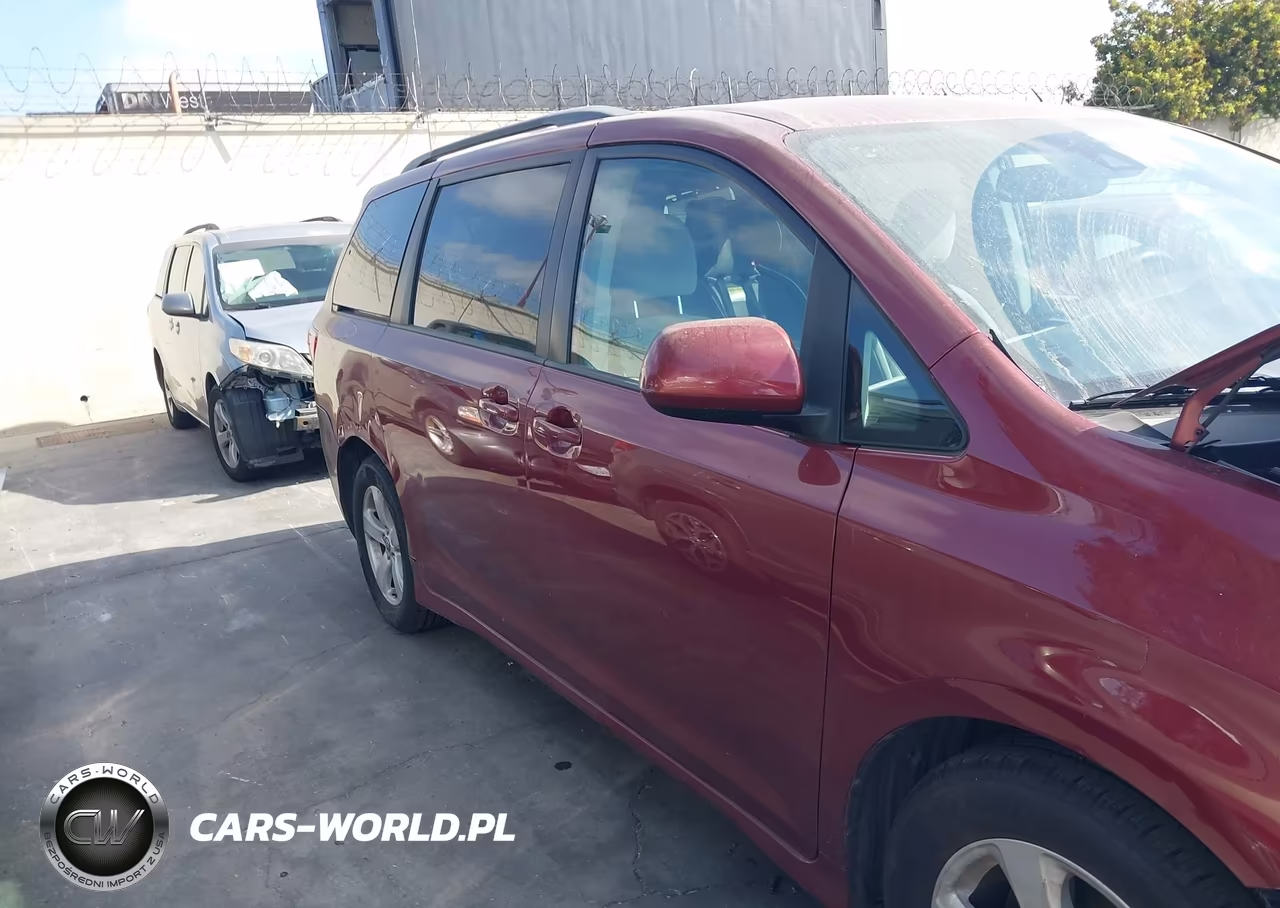 2018 Toyota Sienna Le 8 Passenger VIN:5TDKZ3DC3JS909014 - 14