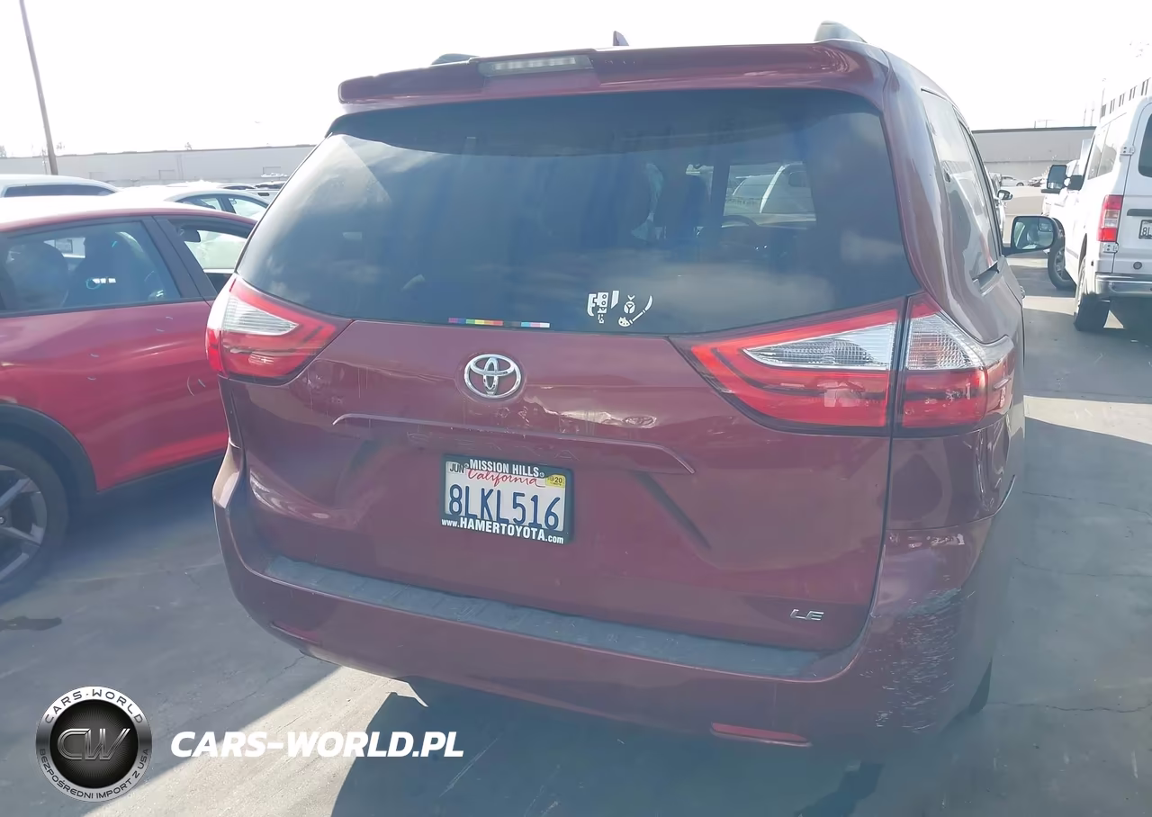 2018 Toyota Sienna Le 8 Passenger VIN:5TDKZ3DC3JS909014 - 17