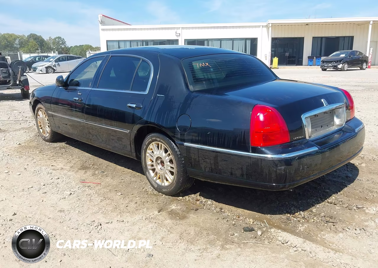 2011 Lincoln Town Car Signature L VIN:2LNBL8FV3BX756911 - 3