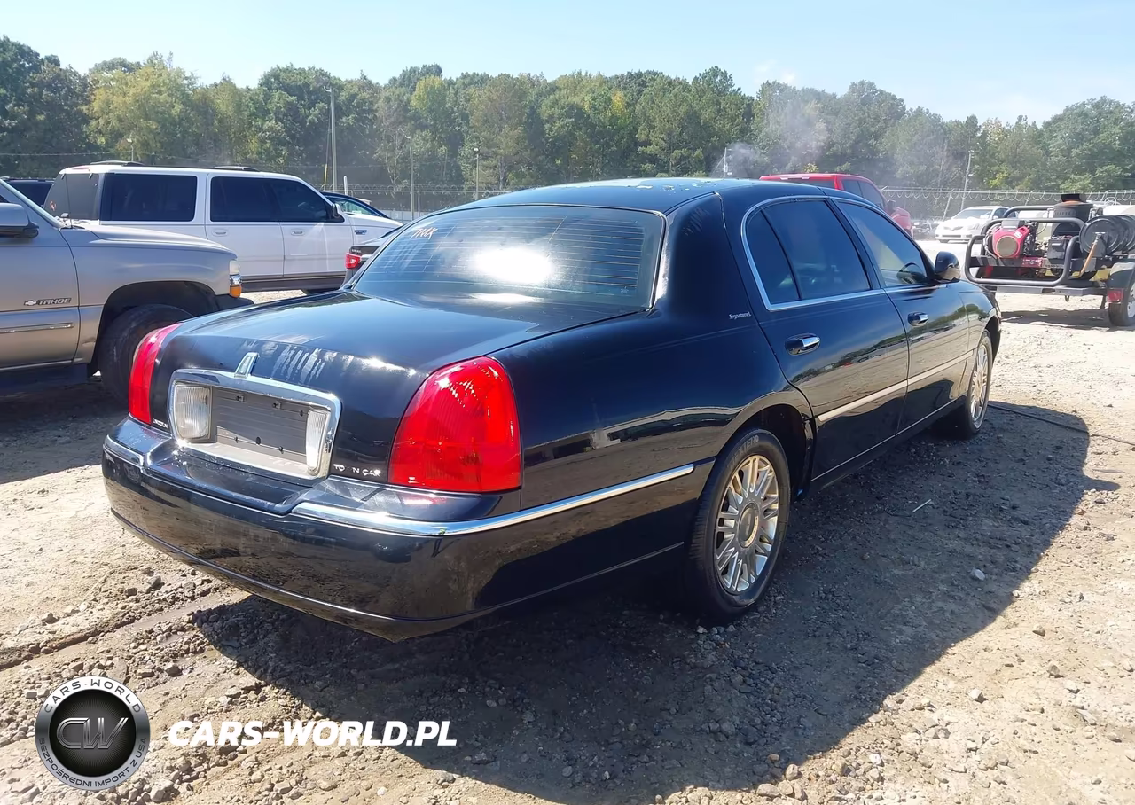 2011 Lincoln Town Car Signature L VIN:2LNBL8FV3BX756911 - 4