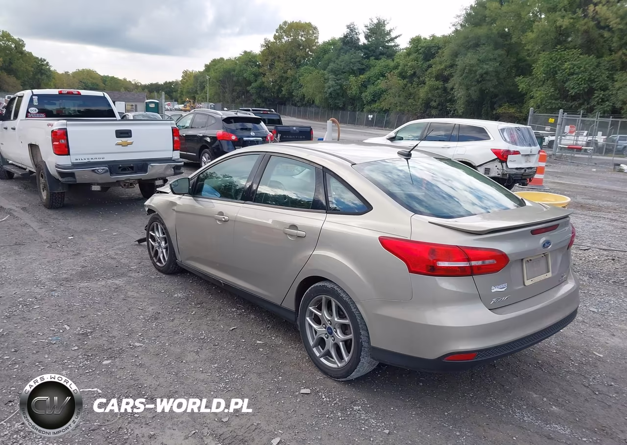 2015 Ford Focus Se VIN:1FADP3F23FL383808 - 3