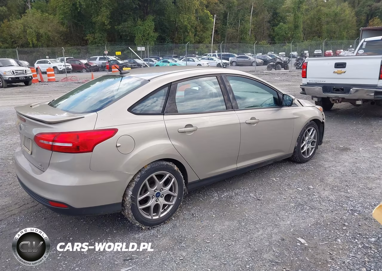 2015 Ford Focus Se VIN:1FADP3F23FL383808 - 4