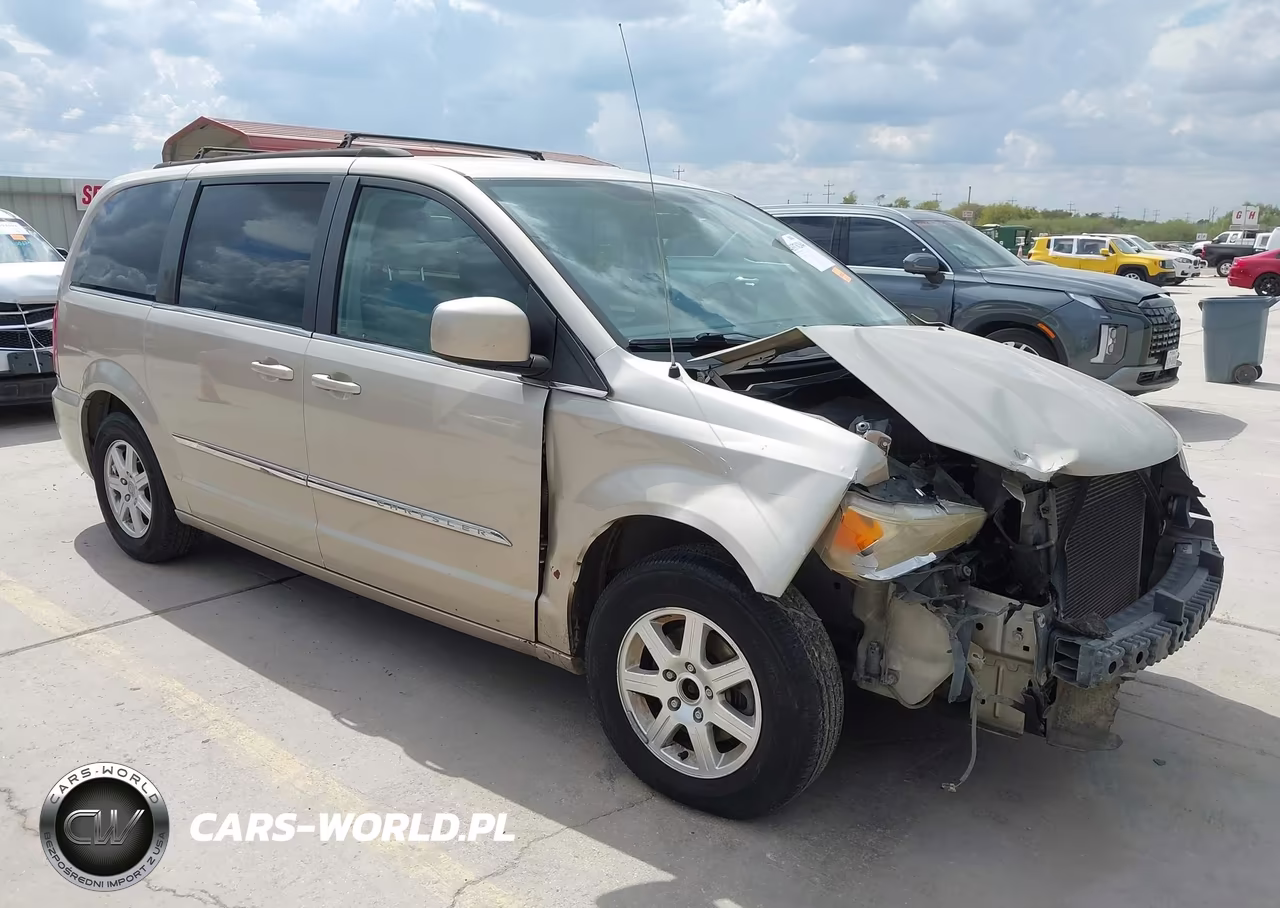 2013 Chrysler Town & Country Touring – zdjęcie 1 z 19