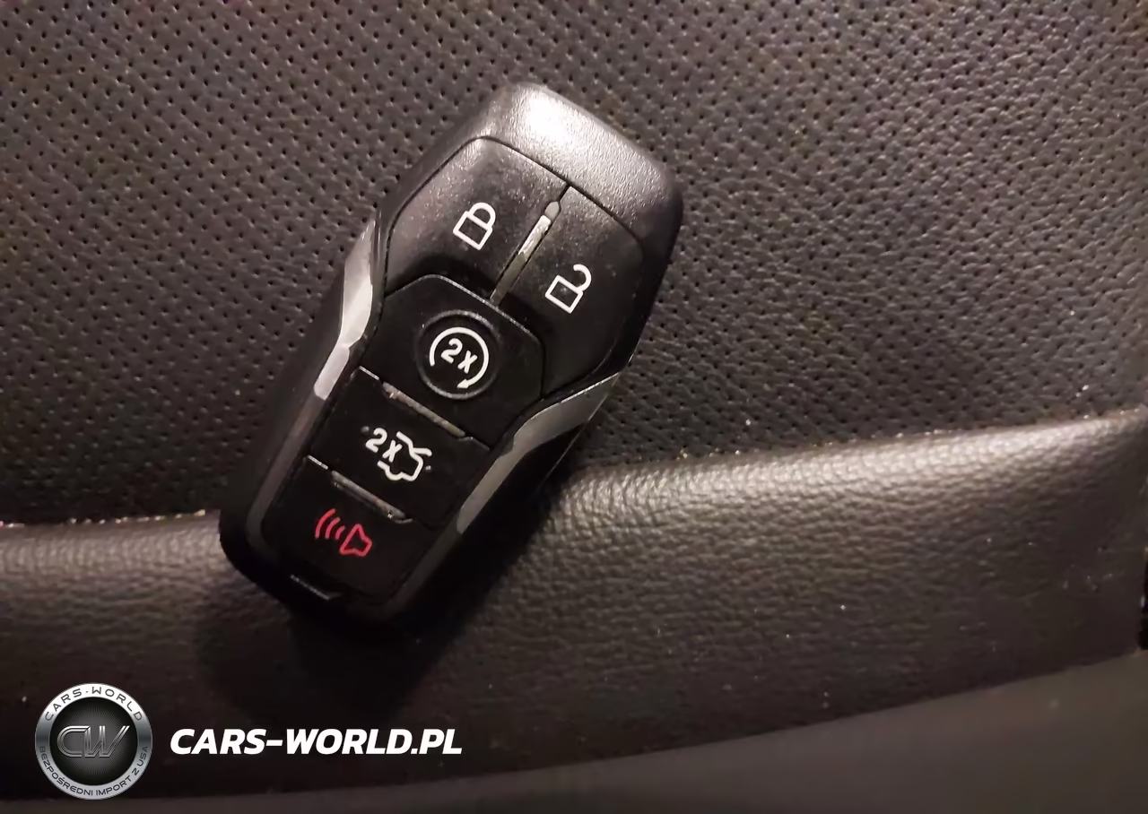 2016 Ford Fusion Energi Titanium VIN:3FA6P0SU3GR115343 - 11