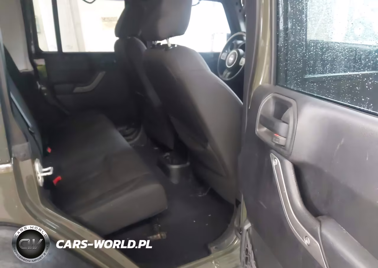2015 Jeep Wrangler Unlimited Sport VIN:1C4BJWDG1FL670826 - 8