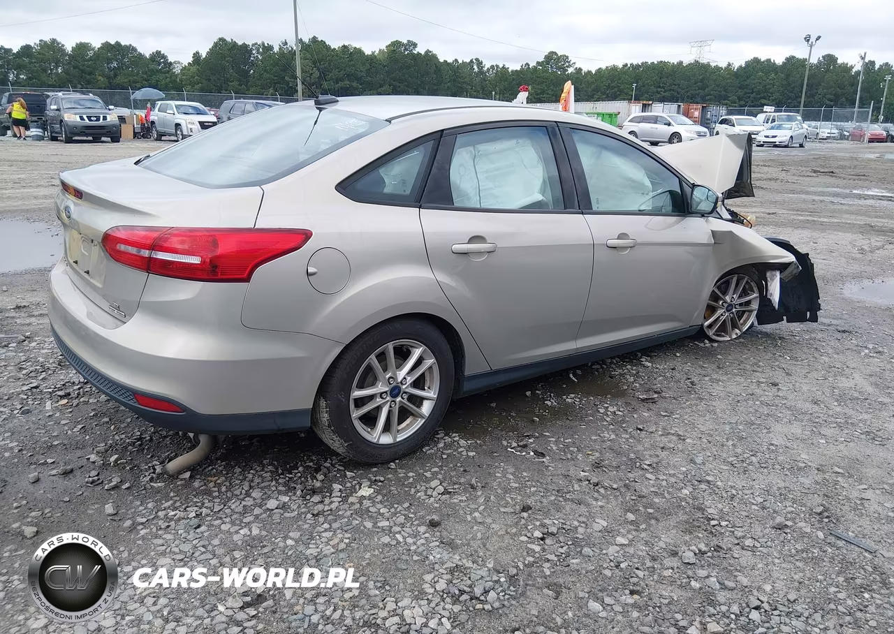 2016 Ford Focus Se VIN:1FADP3F24GL264117 - 4