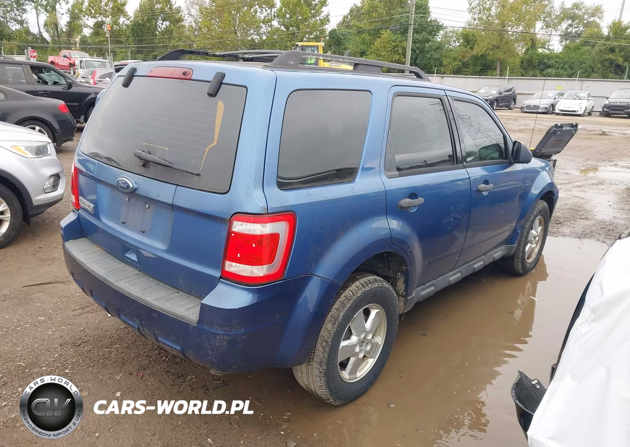 2010 Ford Escape Xls VIN:1FMCU0C74AKC44861 - 4