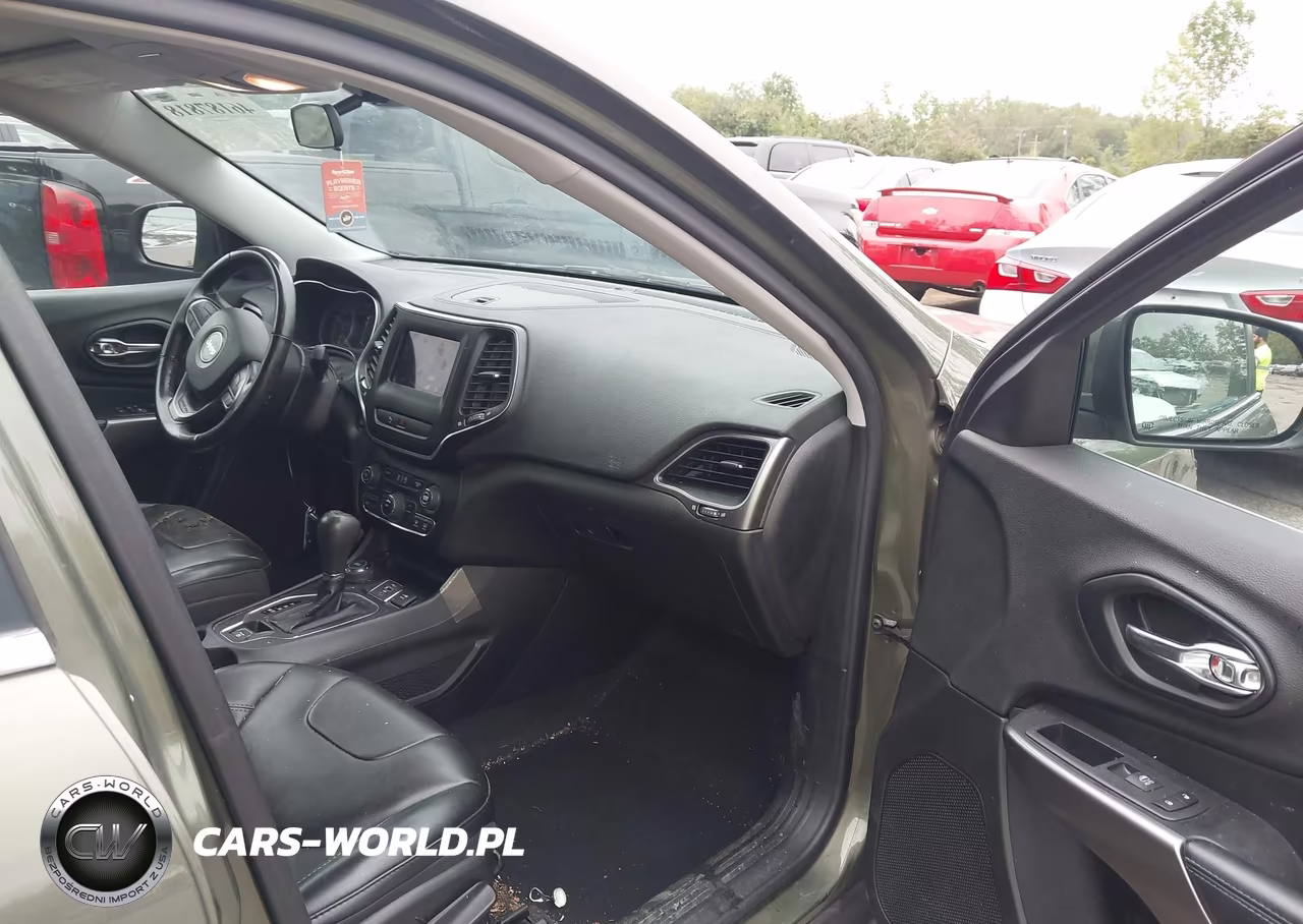 2019 Jeep Cherokee Latitude Plus 4X4 VIN:1C4PJMLBXKD315240 - 5