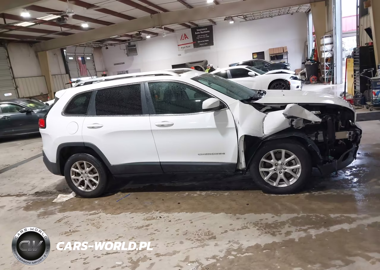 2017 Jeep Cherokee Latitude 4X4 VIN:1C4PJMCS8HW657119 - 14