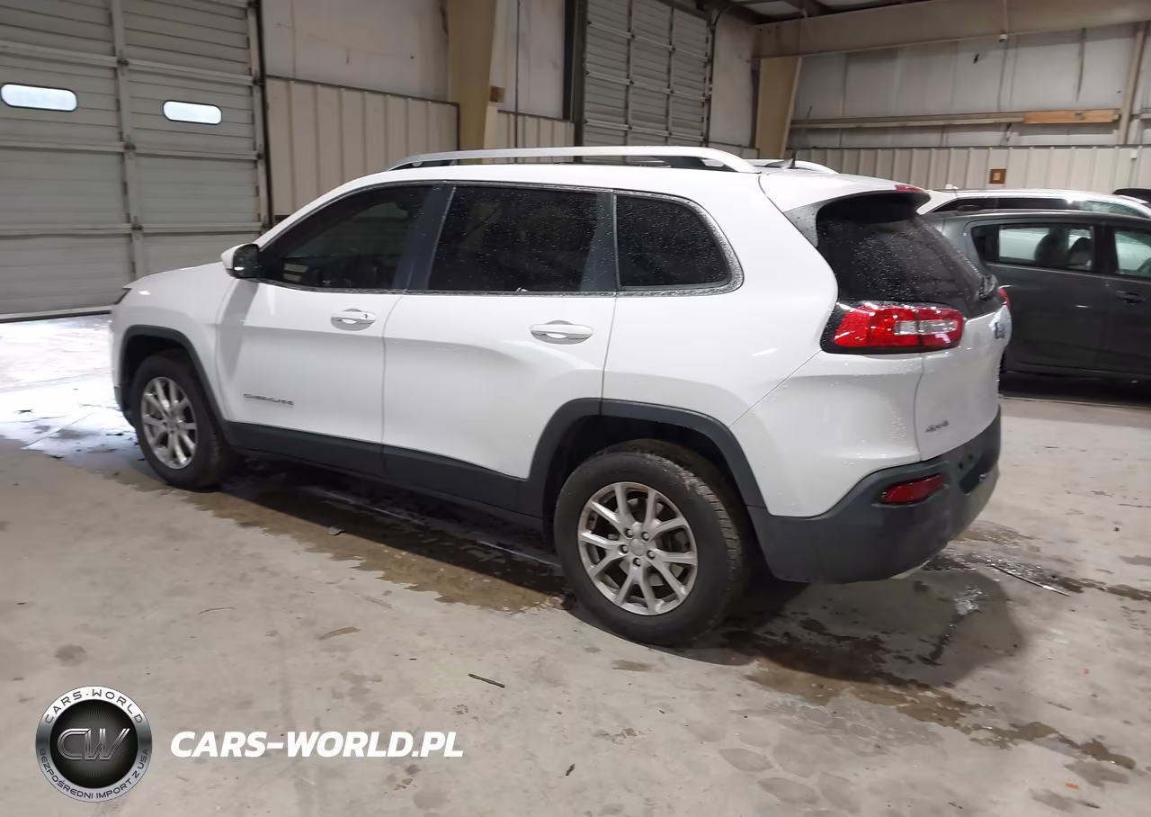 2017 Jeep Cherokee Latitude 4X4 VIN:1C4PJMCS8HW657119 - 3