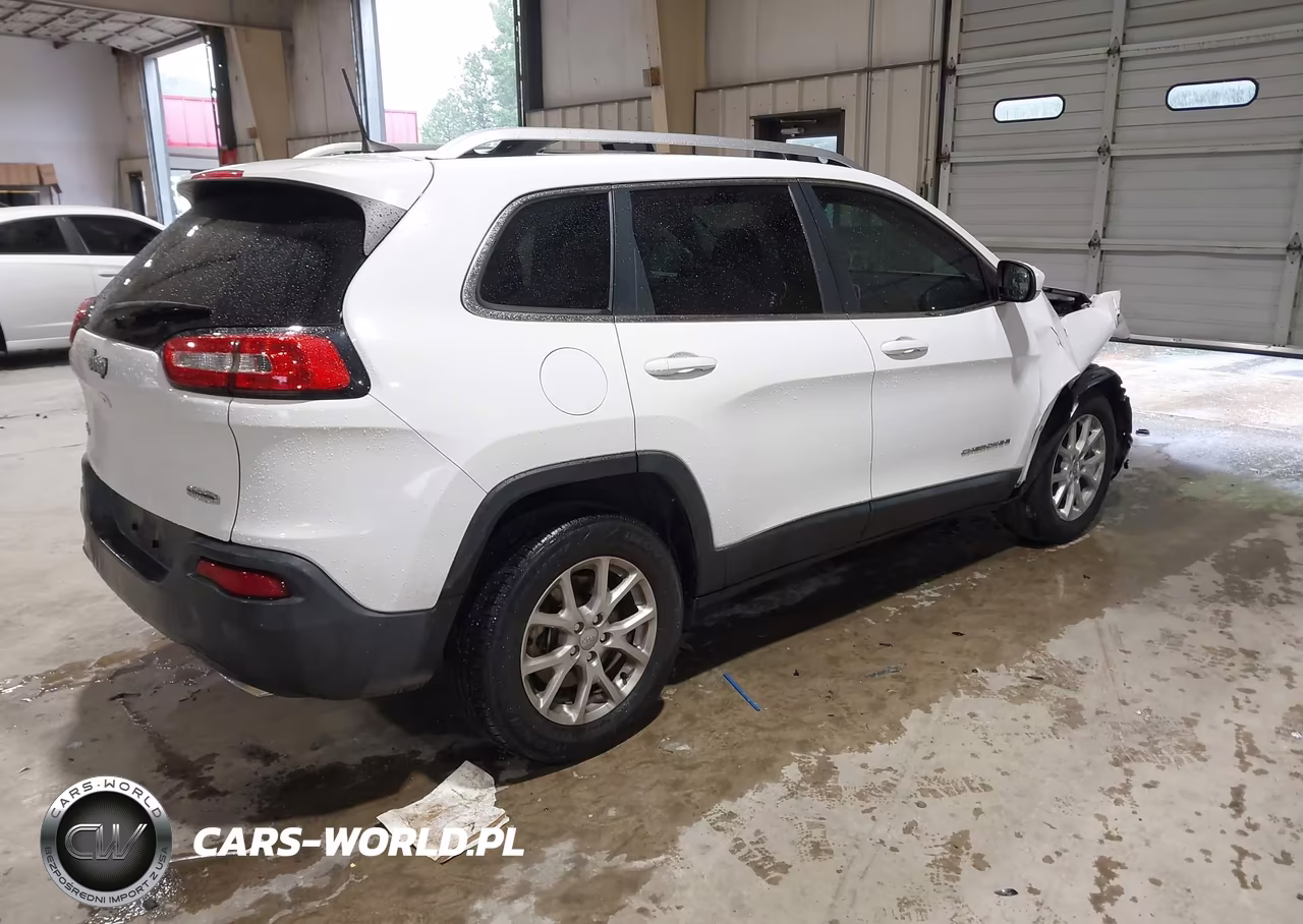 2017 Jeep Cherokee Latitude 4X4 VIN:1C4PJMCS8HW657119 - 4