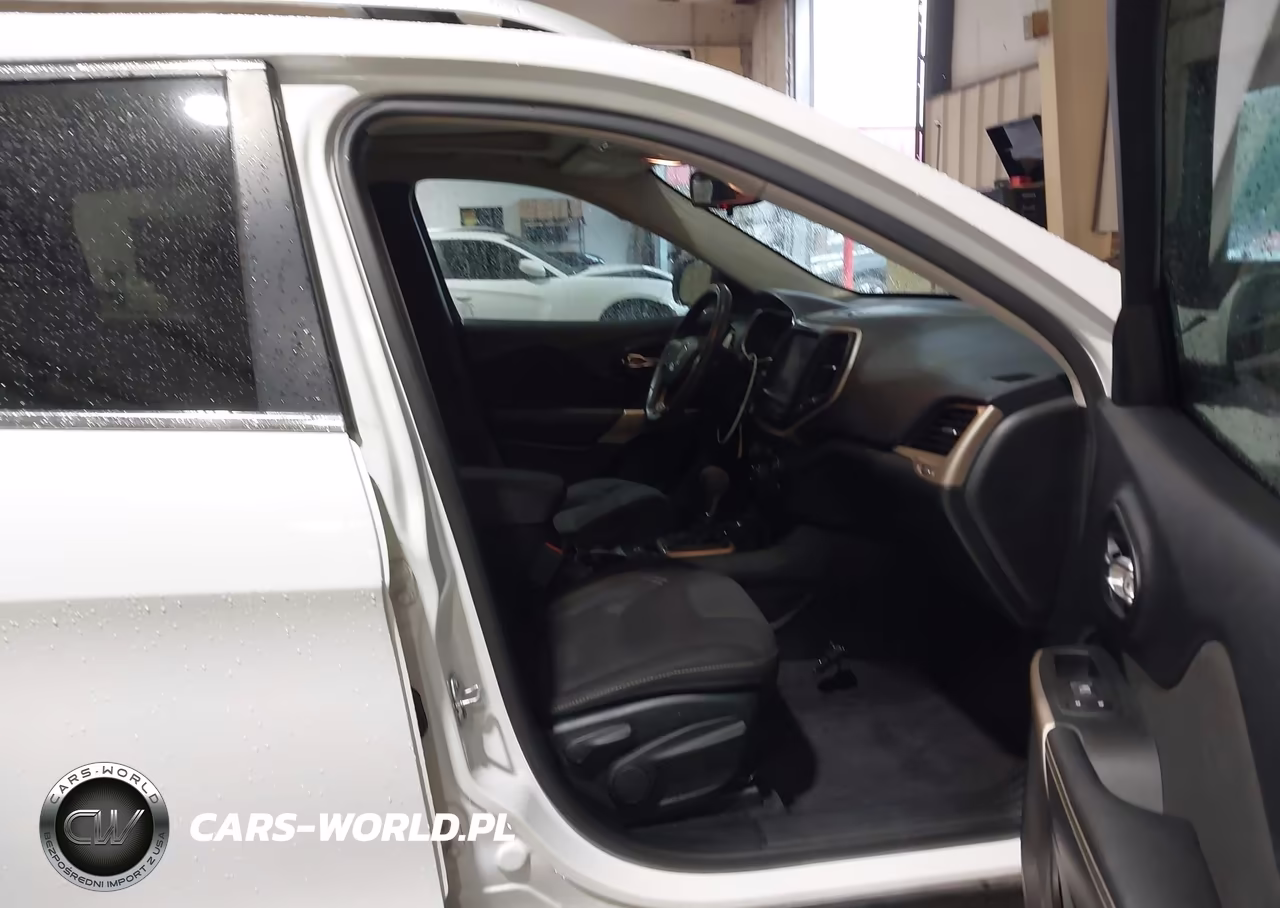 2017 Jeep Cherokee Latitude 4X4 VIN:1C4PJMCS8HW657119 - 5