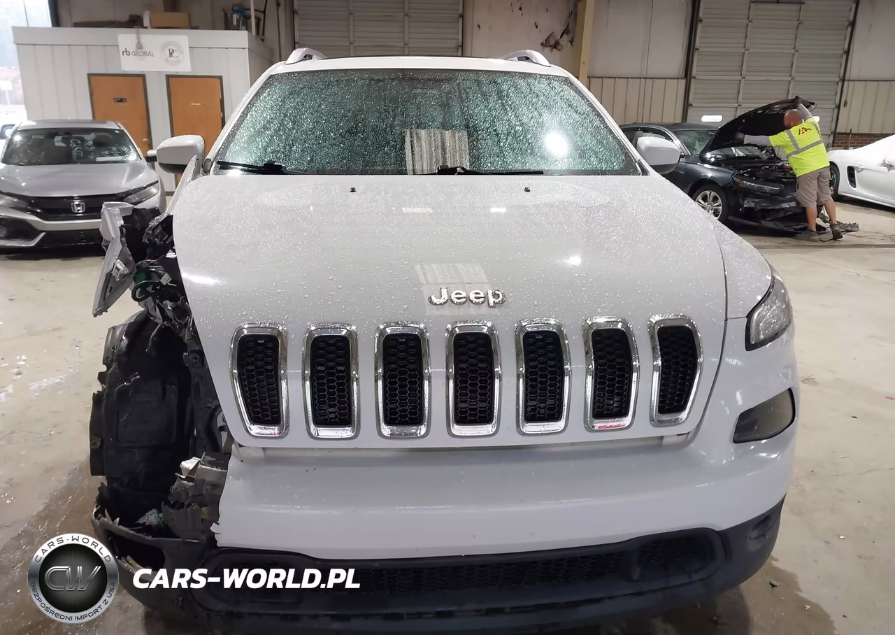 2017 Jeep Cherokee Latitude 4X4 VIN:1C4PJMCS8HW657119 - 6