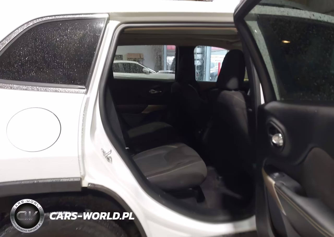 2017 Jeep Cherokee Latitude 4X4 VIN:1C4PJMCS8HW657119 - 8