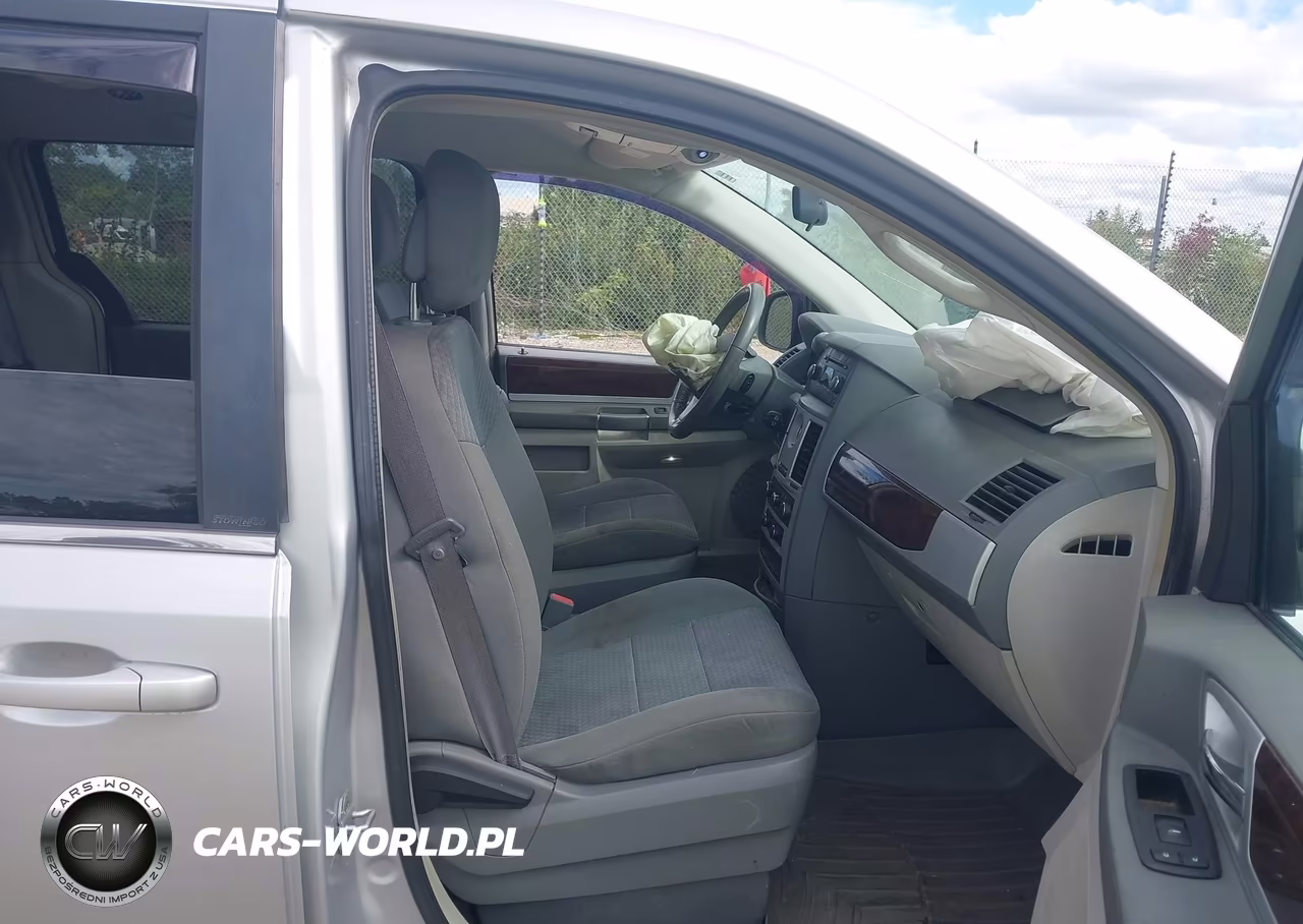 2010 Chrysler Town & Country Touring VIN:2A4RR5D15AR359066 - 5