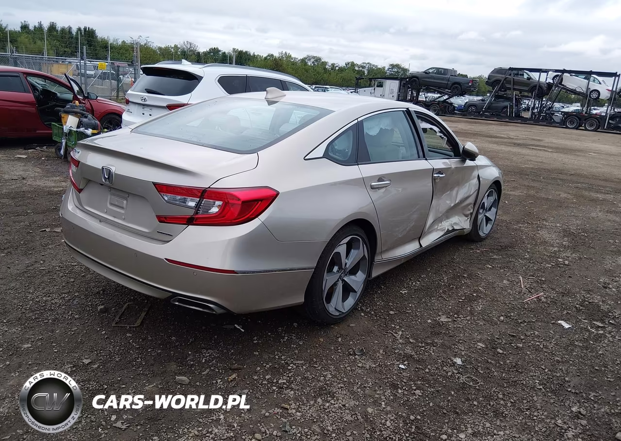 2018 Honda Accord Touring VIN:1HGCV1F9XJA059001 - 4