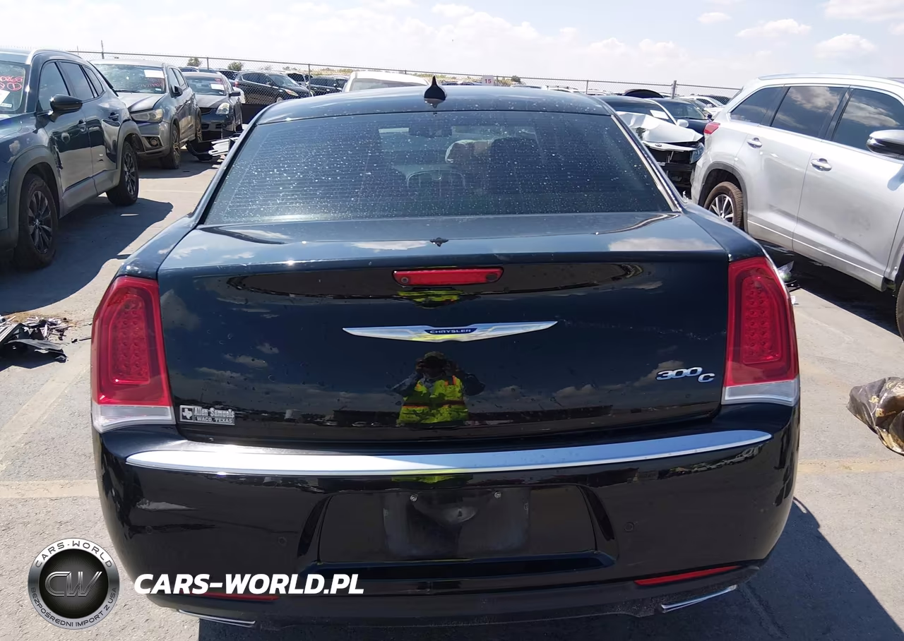 2018 Chrysler 300 300C VIN:2C3CCAPT1JH275890 - 17