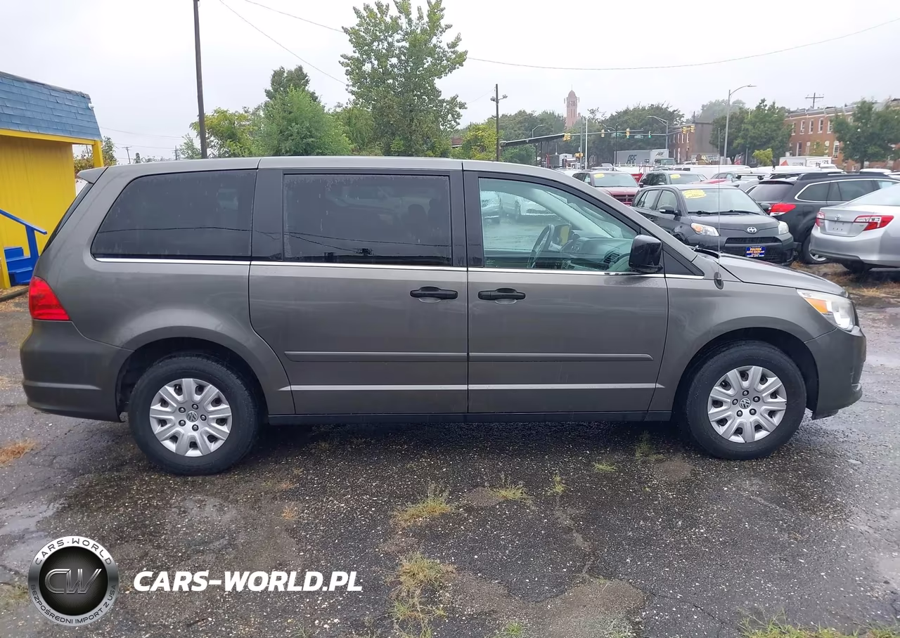 2010 Volkswagen Routan S VIN:2V4RW4D10AR324689 - 16