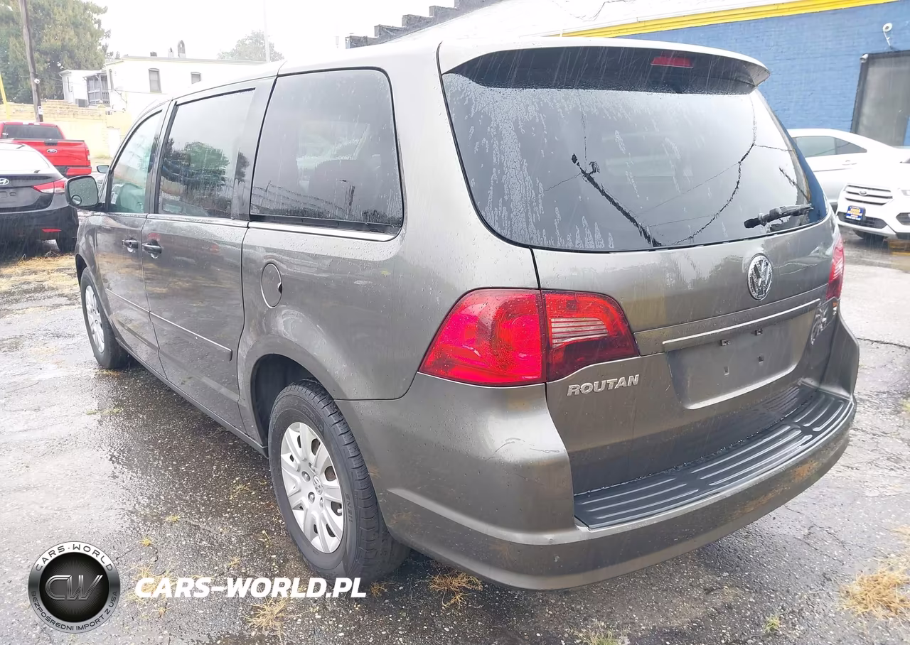 2010 Volkswagen Routan S VIN:2V4RW4D10AR324689 - 3