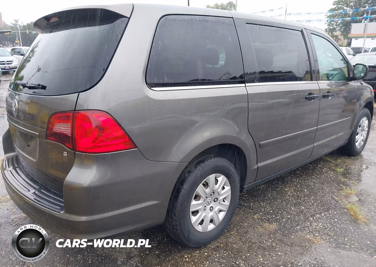 2010 Volkswagen Routan S VIN:2V4RW4D10AR324689 - 4