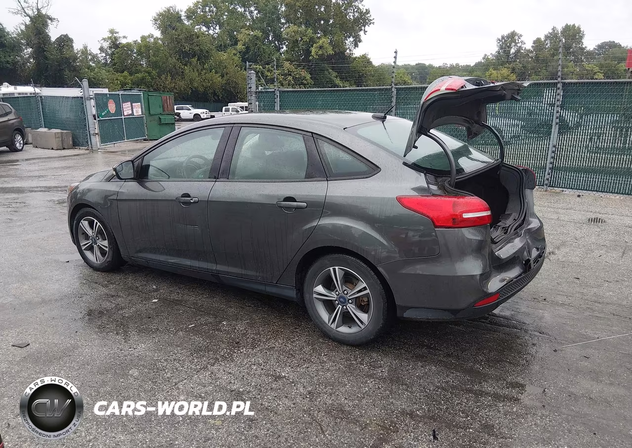 2017 Ford Focus Se VIN:1FADP3FE1HL275927 - 3