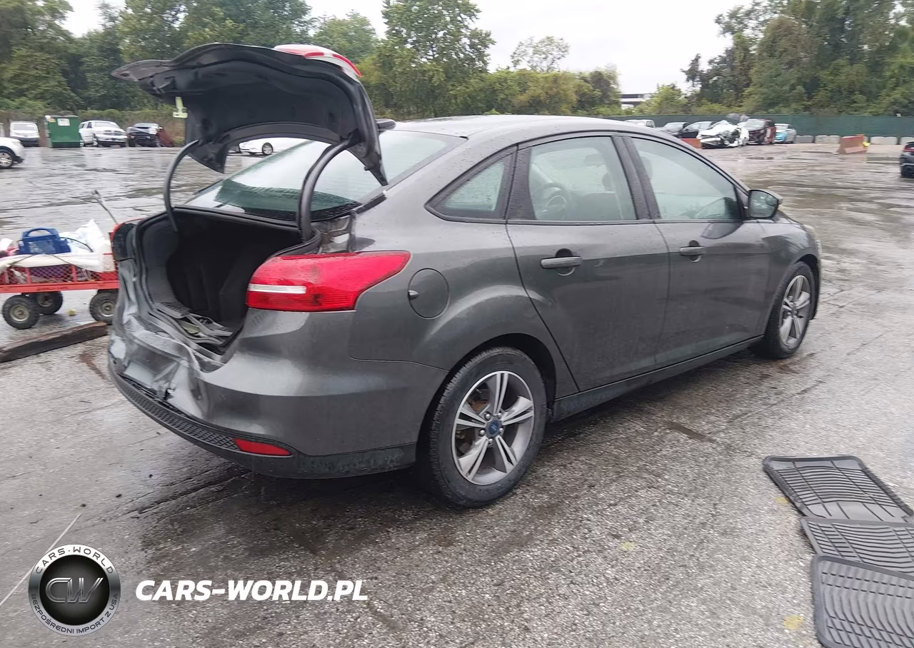2017 Ford Focus Se VIN:1FADP3FE1HL275927 - 4