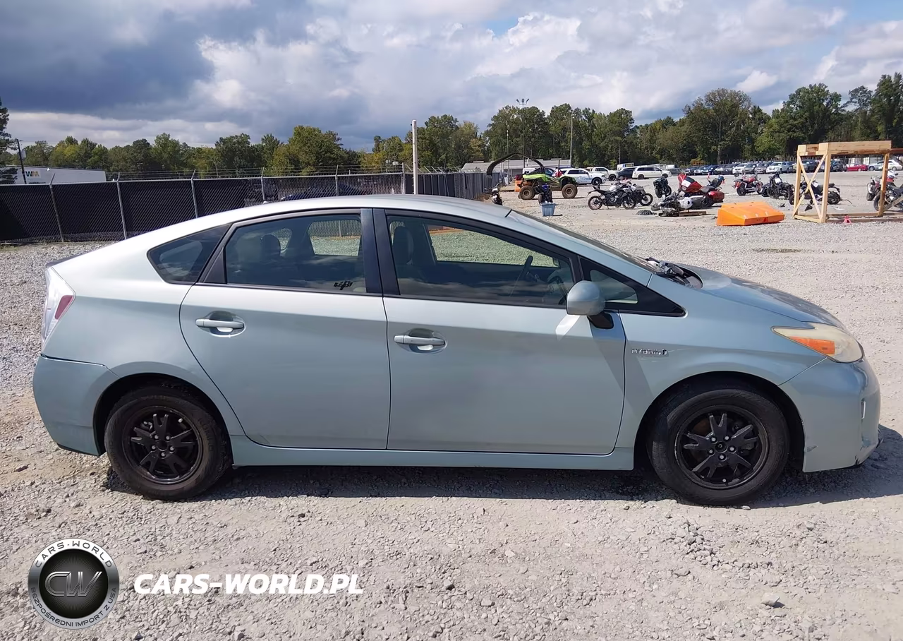 2013 Toyota Prius Two VIN:JTDKN3DU6D5544083 - 13