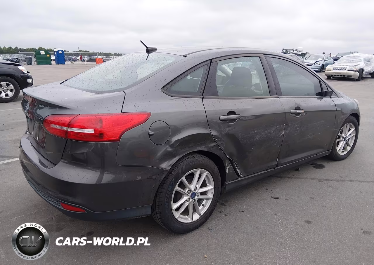 2016 Ford Focus Se VIN:1FADP3F28GL319555 - 4