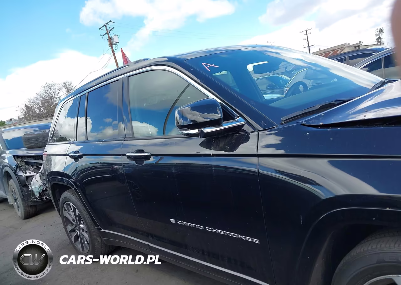 2022 Jeep Grand Cherokee Overland 4X4 VIN:1C4RJHDG3N8554099 - 13