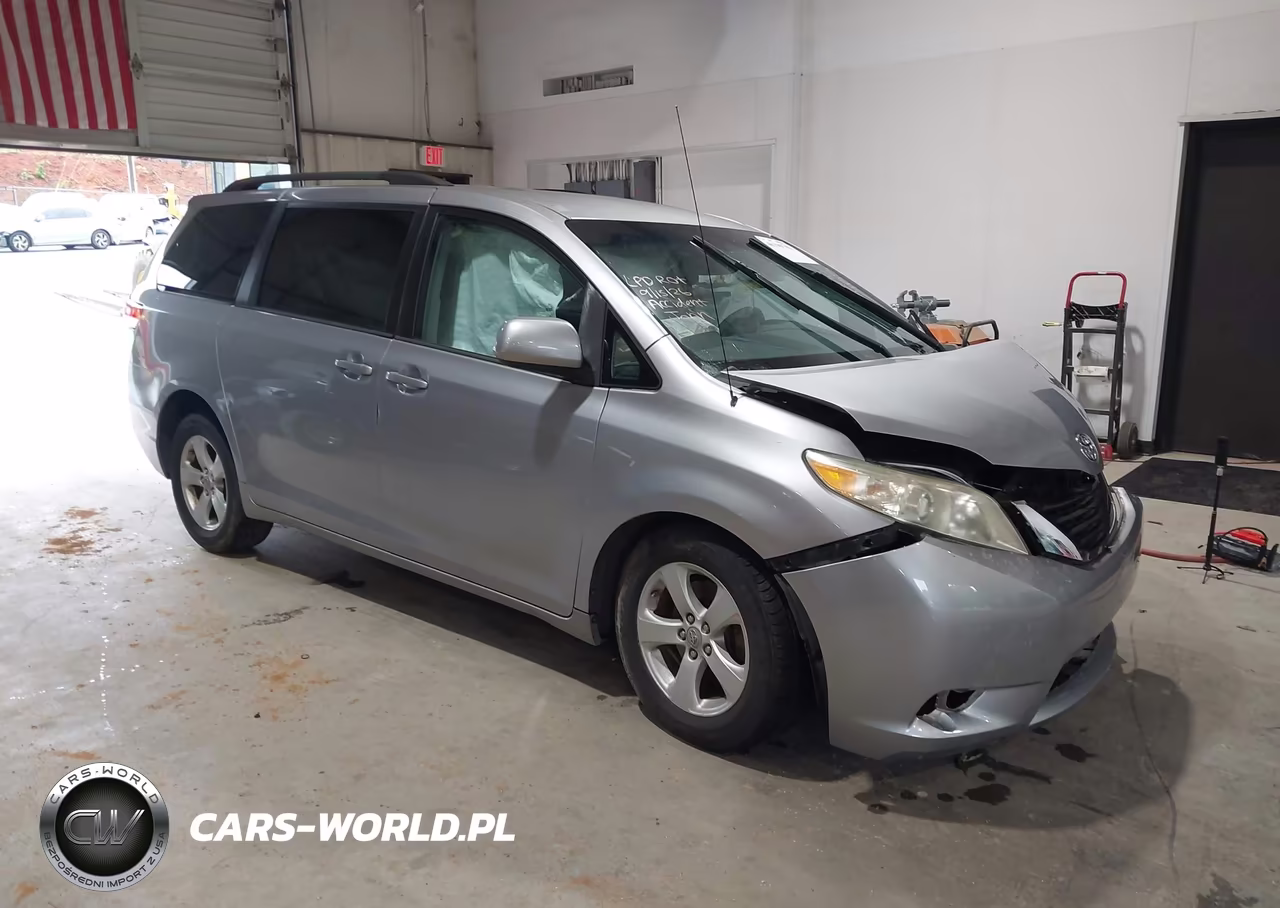 2012 Toyota Sienna Le V6 8 Passenger