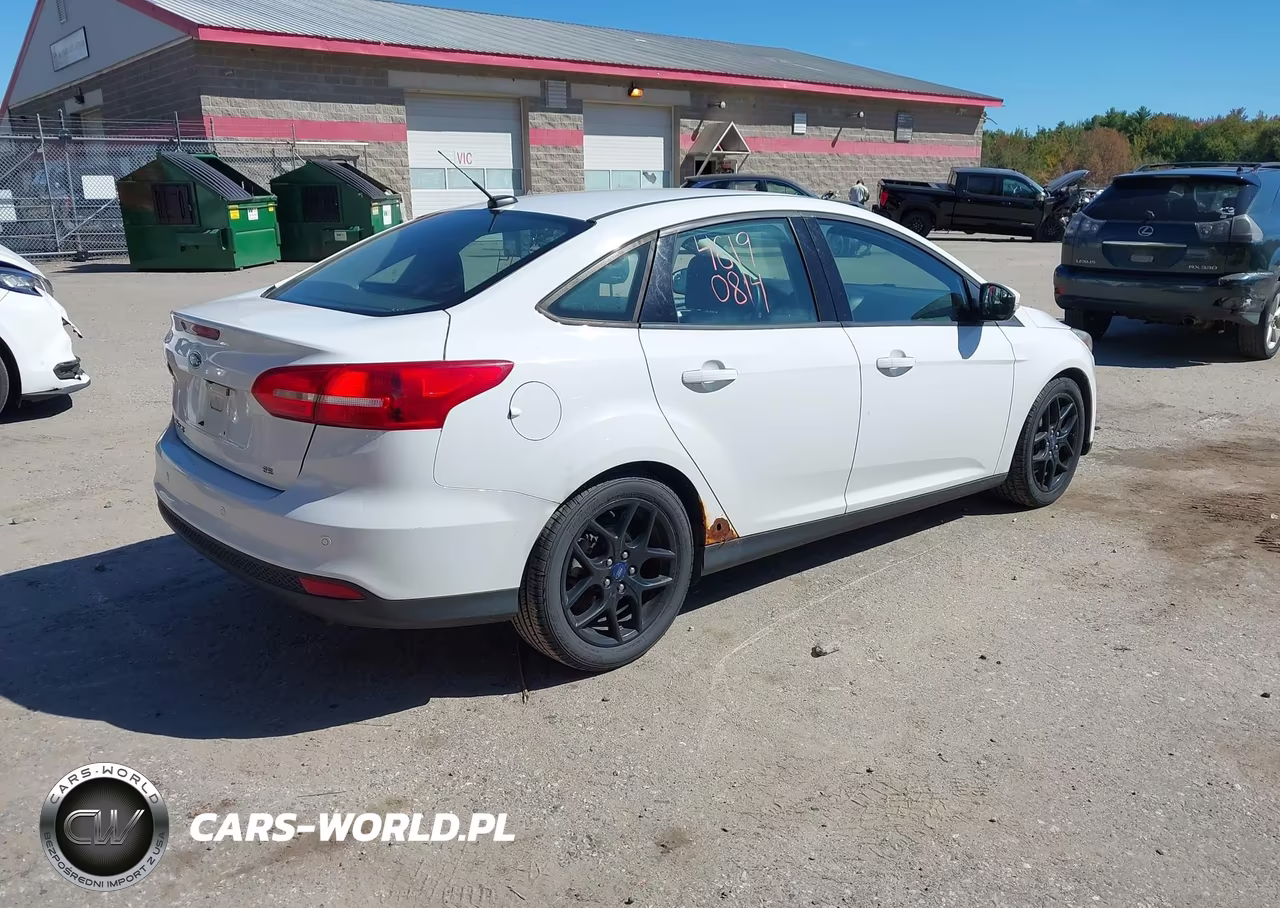 2016 Ford Focus Se VIN:1FADP3F29GL330189 - 4