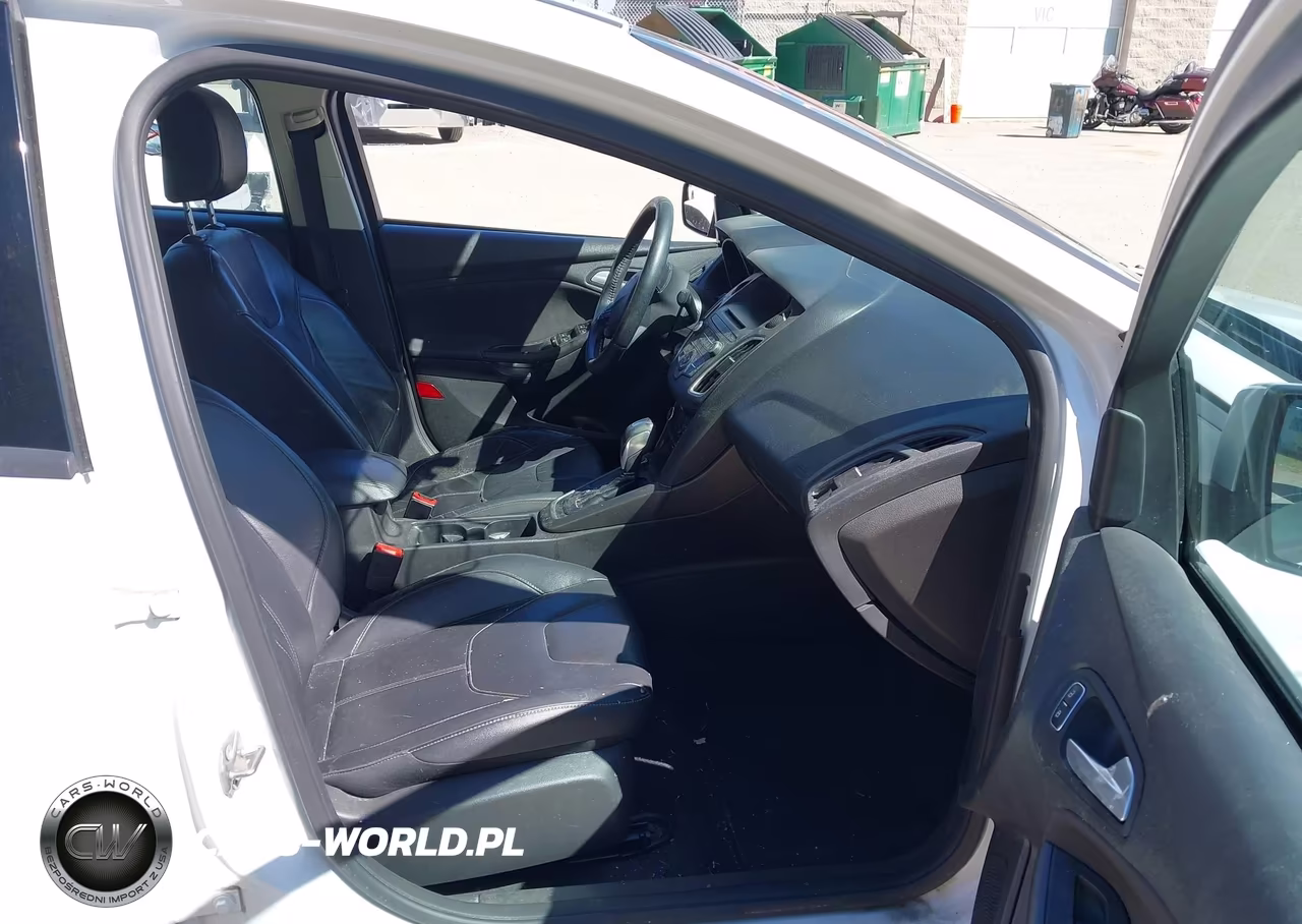 2016 Ford Focus Se VIN:1FADP3F29GL330189 - 5