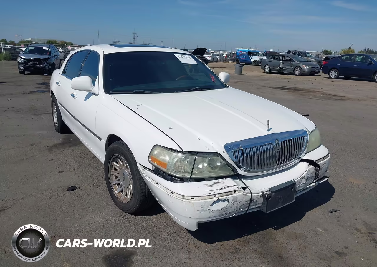 2003 Lincoln Town Car Signature VIN:1LNHM82W63Y605617 - 1