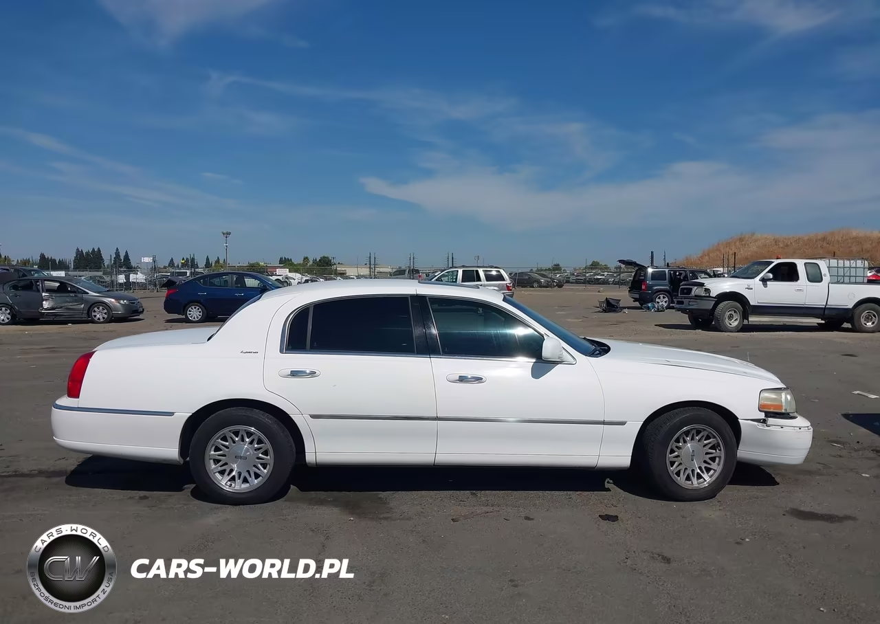 2003 Lincoln Town Car Signature VIN:1LNHM82W63Y605617 - 13
